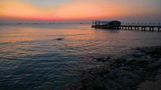 海南三亚傍晚海边夕阳晚霞椰树海浪