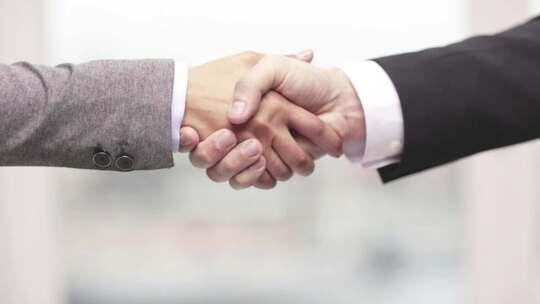 商务人士握手合作场景
