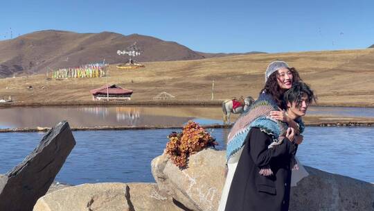 高原枯黄草原马匹经幡湖泊拍写真婚纱视频素材模板下载