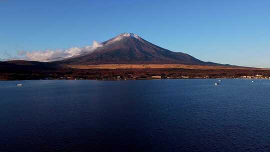 富士山雄伟的湖边在清澈的蓝天下，平静的海