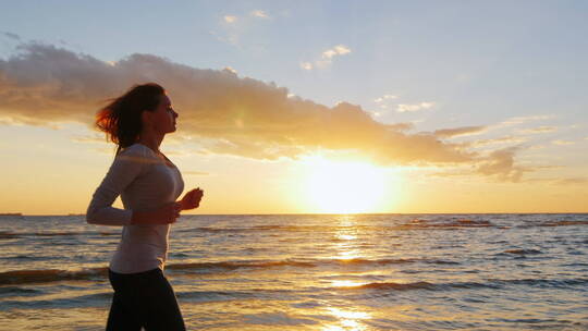 日出在海边慢跑的女人视频素材模板下载