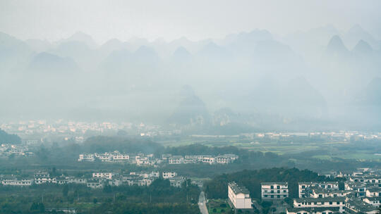 贵州兴义万峰林晨雾下的乡村