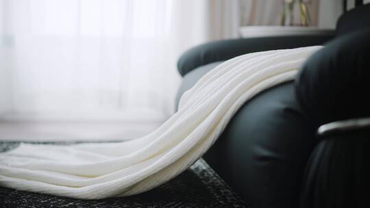室内舒适的沙发上白色围巾