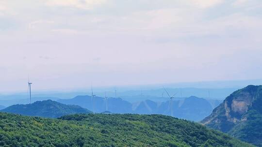 绿色能源，山顶上的大风车