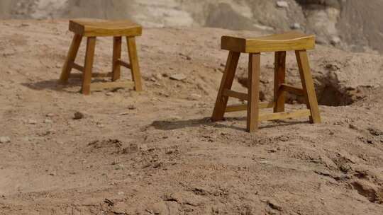 干燥土壤上两把椅子特写