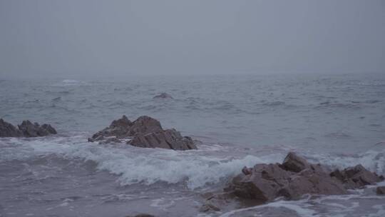 青岛的大海和海浪礁石