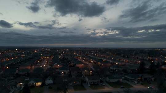 无人机拍摄的黄昏时分云层在郊区翻滚，汽车