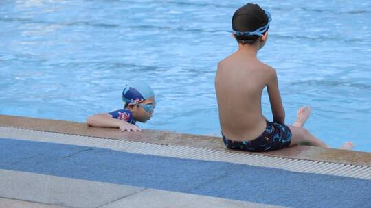 小学生视频夏天上游泳课的小学生