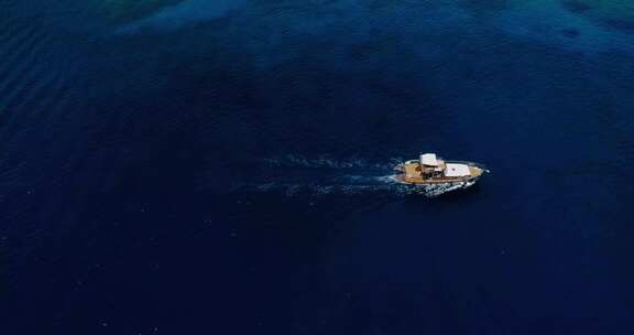 希腊圣尼古拉斯克里特岛的夏天，无人机飞越游艇、船只和大海