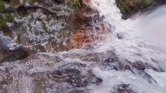 青山绿水山间小溪流淌水流特写升格