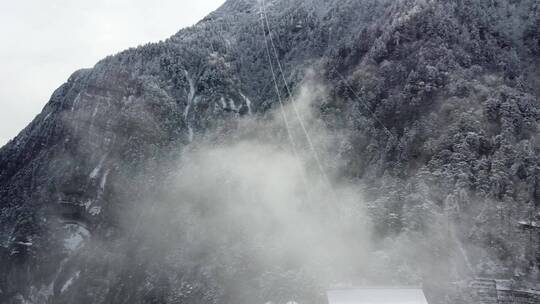 航拍佛教名山四川峨眉山，云海缭绕树林白雪