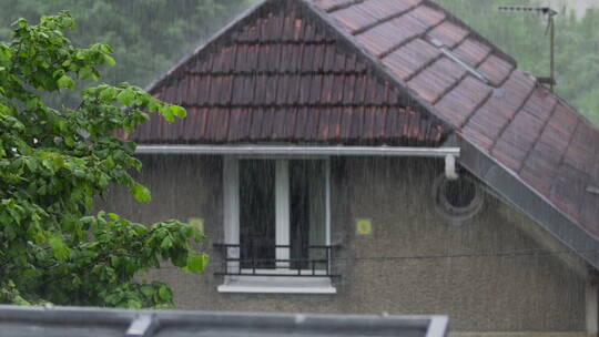 大雨滴落在房屋上