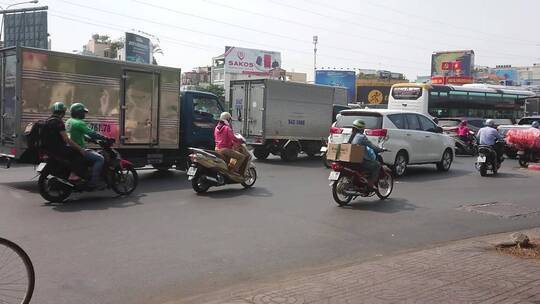 在城市道路上行驶的各种车辆