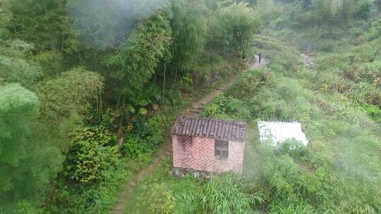 下雨天野外跑步