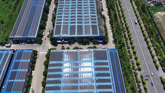 航拍企业厂房屋顶光伏太阳能电池板发电