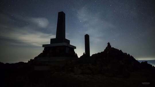 夜空下的纪念碑与石堆