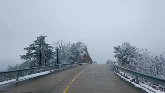 行车第一视角：冬季雪景中的山间公路