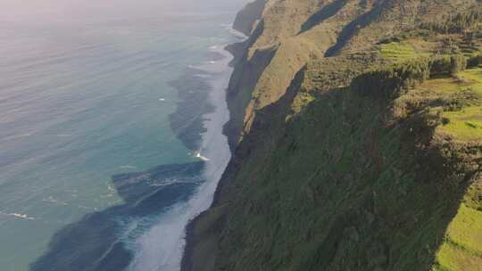 葡萄牙马德拉岛悬崖和大西洋上空的无人机飞