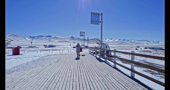4K航拍西藏纳木措湖高原雪山冬季自然风光