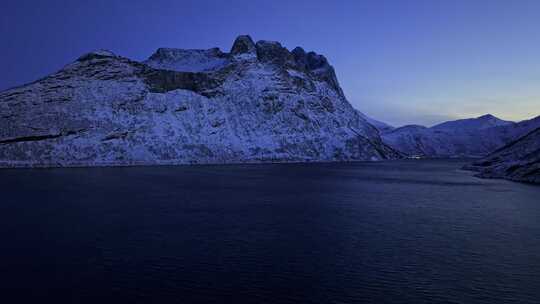 挪威塞尼亚岛北极圈峡湾地貌冬季雪景航拍