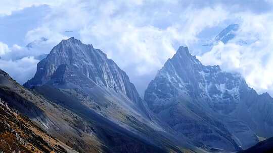 壮丽山脉云雾环绕景观