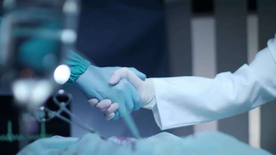 两名医生在手术台前握手