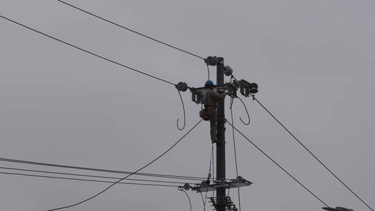 电工电线杆抢修电路修理工雨天安装电线电路