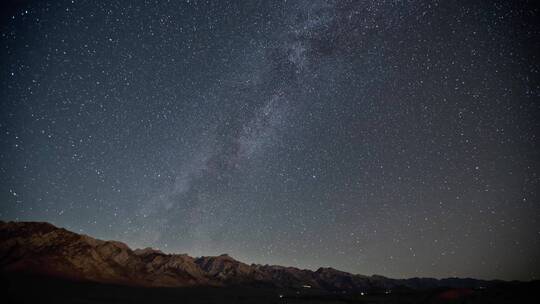 恒星和银河系晚上的时间流逝