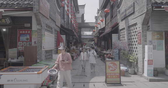 古街行人漫步场景