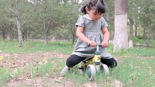 升格实拍玩平衡车的中国女童