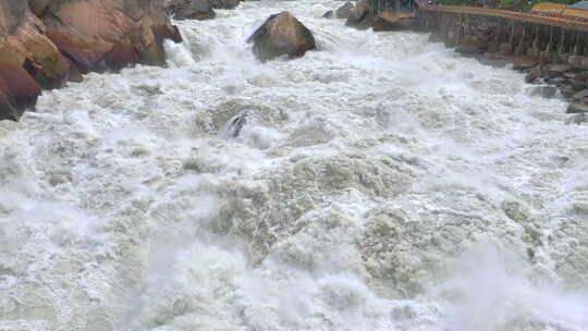 奔腾的江水 大气震撼虎跳峡浪花