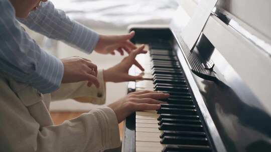 老师指导孩子学钢琴 钢琴教学