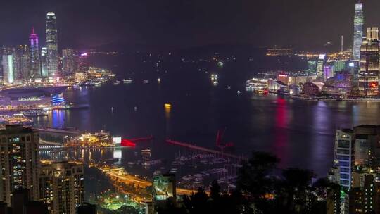 香港晚间灯火通明的海港