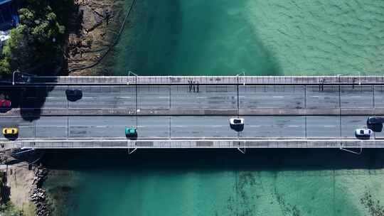 横跨清澈海口的海岸公路和人行天桥，让人车可以通过