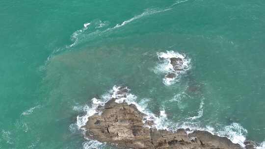 海中礁石航拍海水冲刷礁石潮水海浪拍打岩石