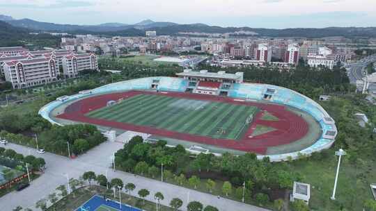 学校操场航拍校园风光足球场俯拍学校运动场视频素材模板下载