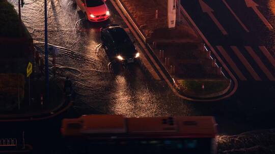 城市夜晚下雨路面积水汽车雨中行驶4k视频