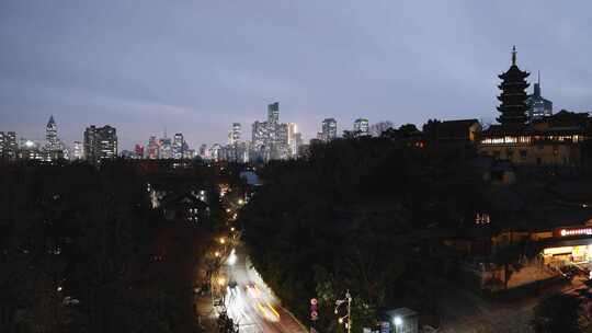 南京古鸡鸣寺暮色中城市夜景与古建筑相映