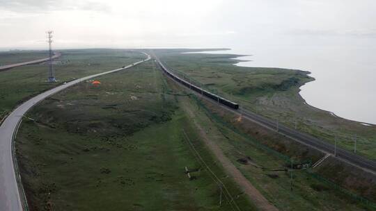 青海湖边的青藏铁路火车