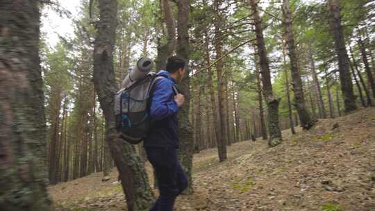 年轻人徒步旅行。运动。