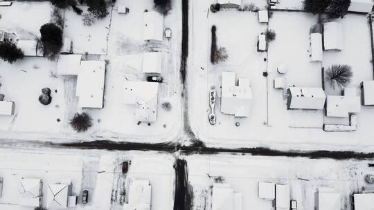 航拍白雪覆盖的住宅区