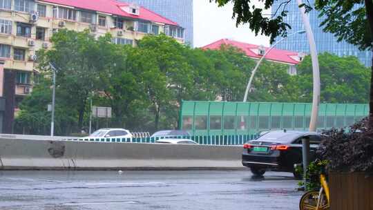 城市马路道路下雨天雨水雨滴街景街道街头风