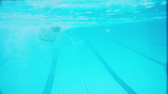 游泳池里游泳的残疾运动员