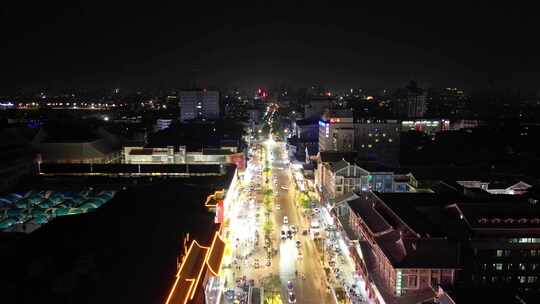 夜晚古建筑商业区热闹非凡的景象