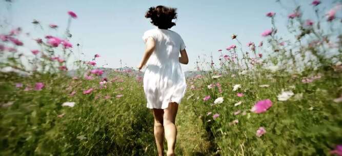 女子在花海中奔跑