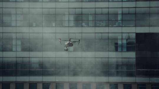 悟2无人机悬停在城市高楼间视频素材模板下载