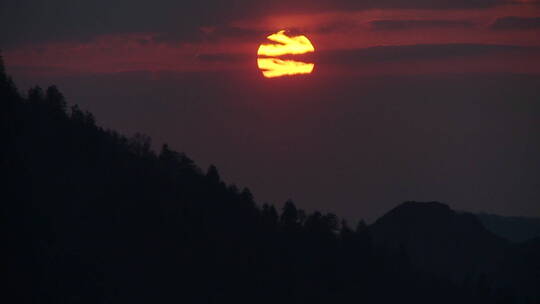 山脊背后的太阳