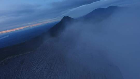 FPV无人机拍摄的印度尼西亚活火山口视频
