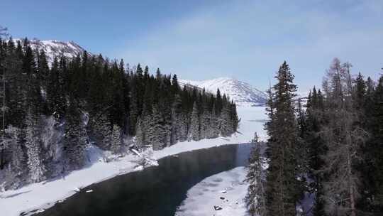 航拍新疆冬季喀纳斯神仙湾晨雾雪山森林雪景