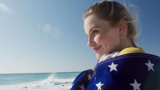 海滩上举着美国国旗的女人